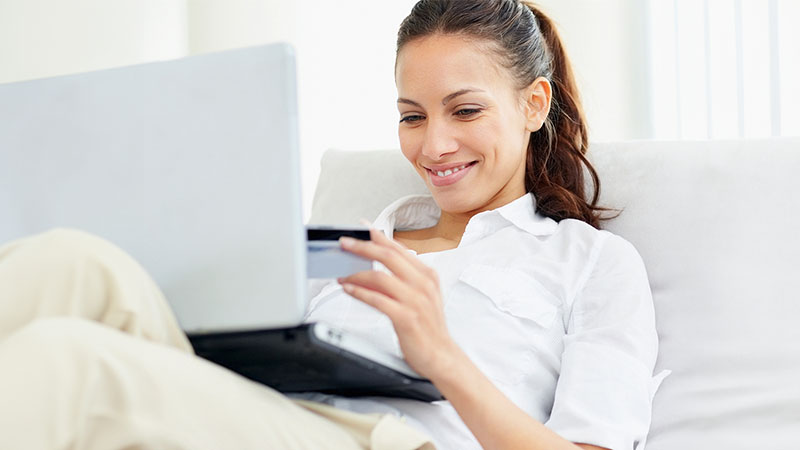 woman purchasing on laptop