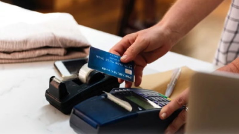 Paying With Contactless Payment Cards